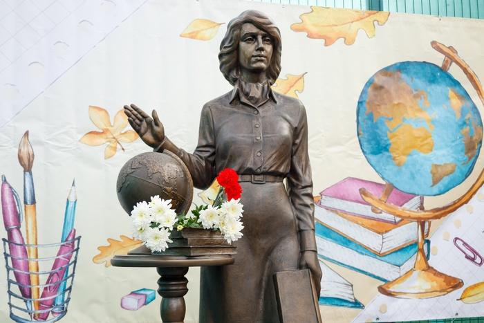 Торжественное открытие памятника Учителю